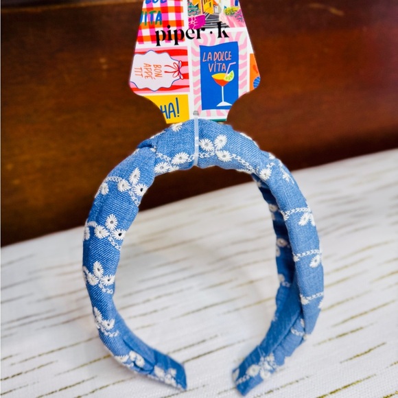 💙 Piper K Blue & White Daisy Embroidered Headband - Picture 1 of 4